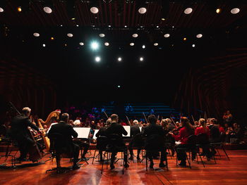 Orkester spiller konsert